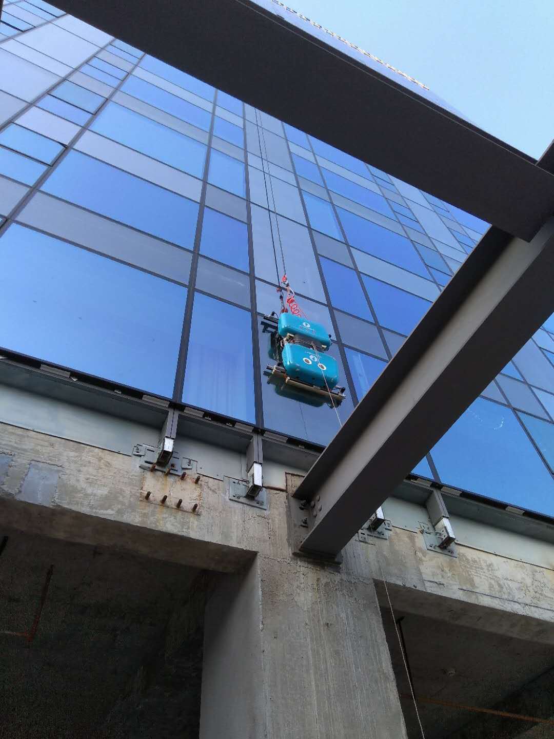 高空幕墙清洗机器人作业实验中