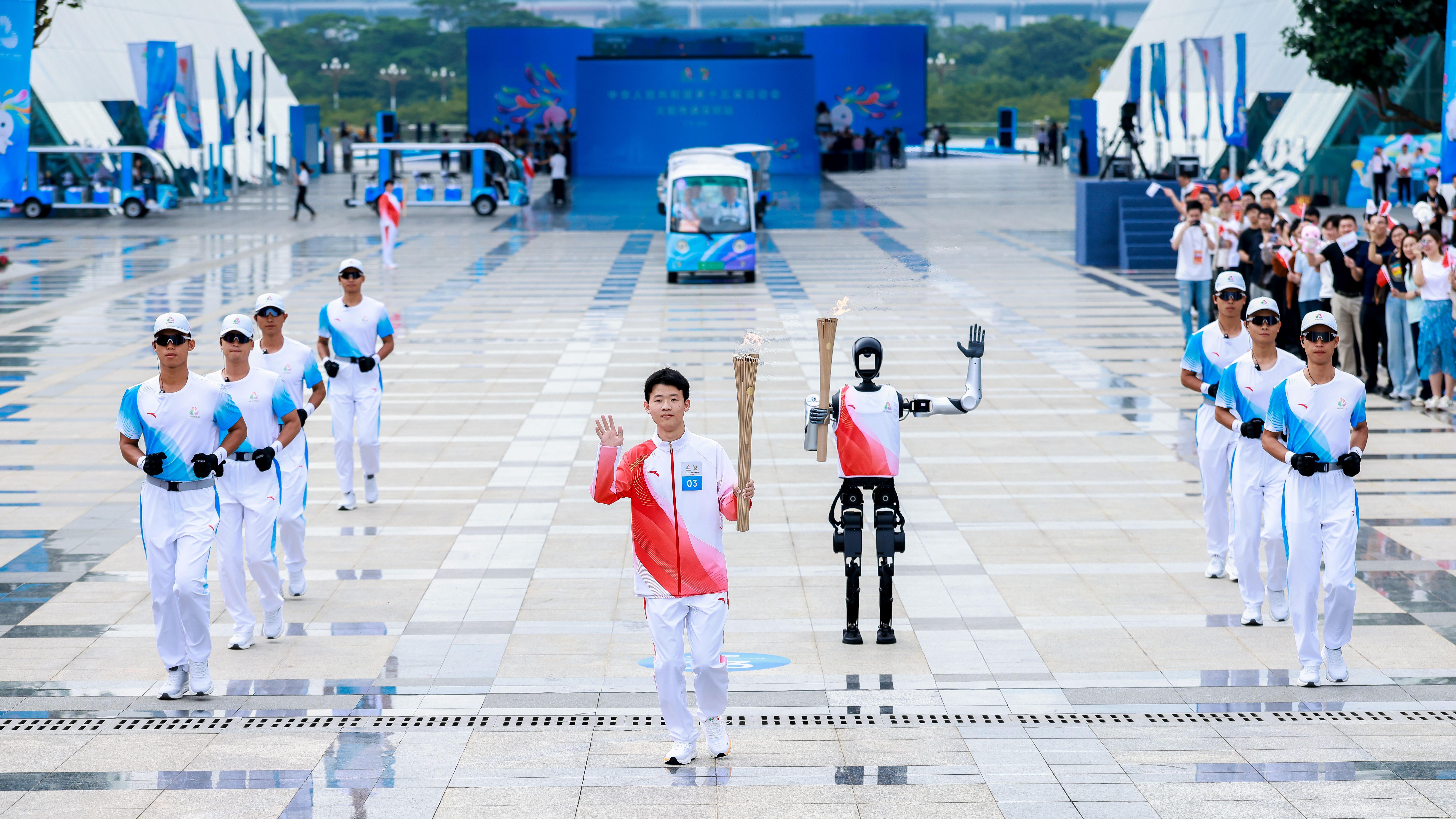 全球首个！机器人火炬手“夸父”有哪些亮点？