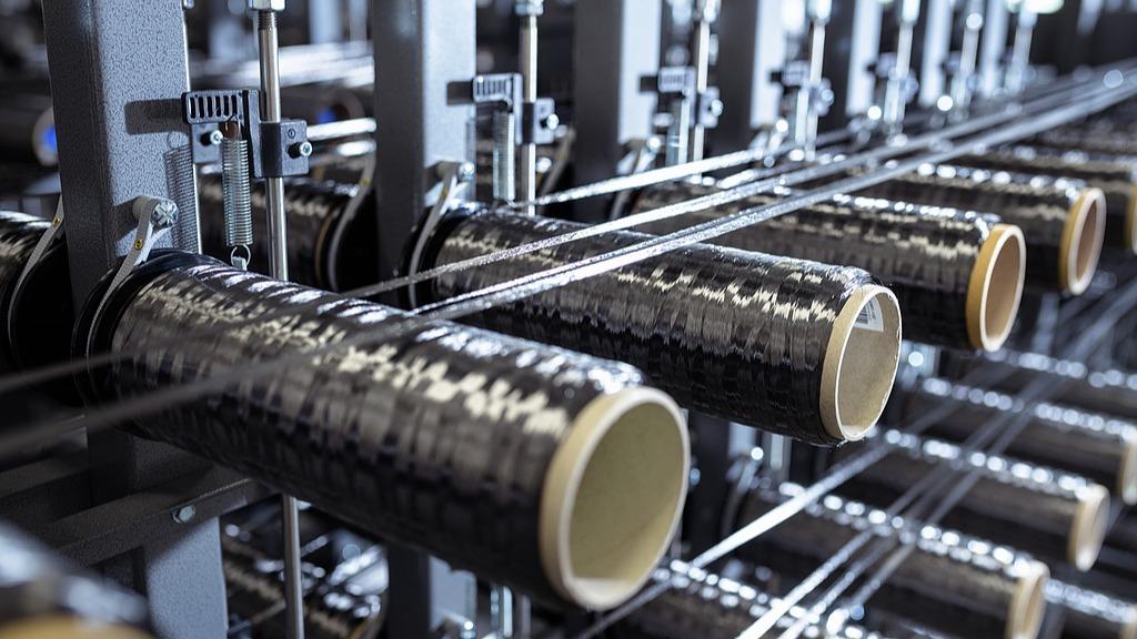 “碳纤维”突围（“从0到1、从1到100”的故事）