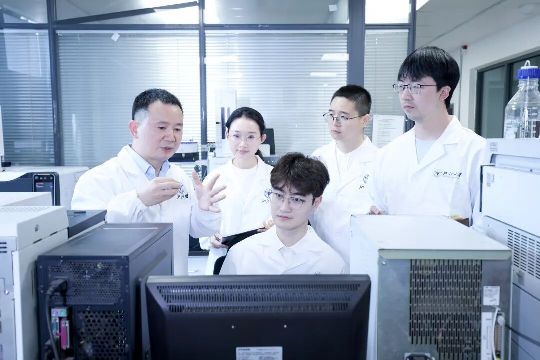 意外实验催生重大发现！浙大破解无催化剂塑料降解新机制