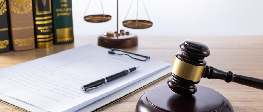 1602642312475579.jpg 摄图网_501594642_wx_法官法槌和法律文件(企业商用).jpg