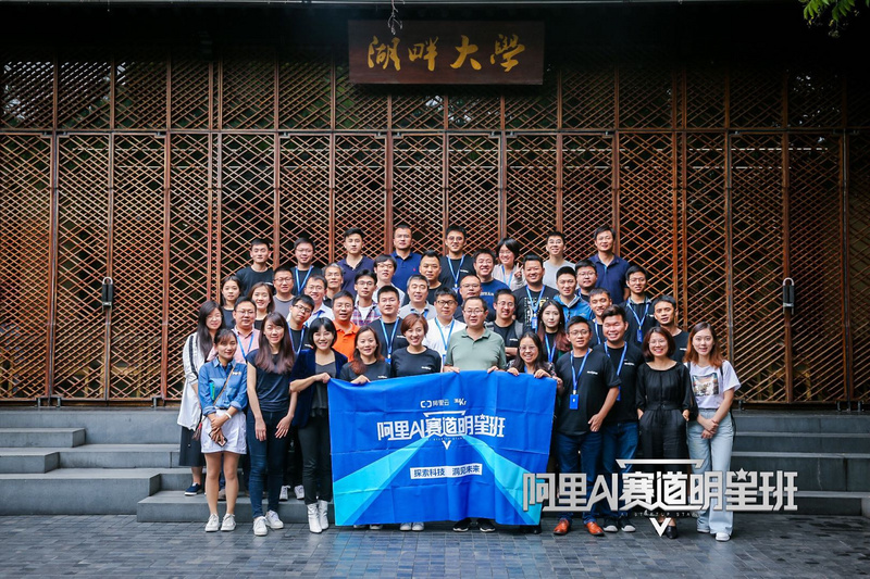 观察+ | AI创业者生存指南:硬刚不是策略,差异化才是王道